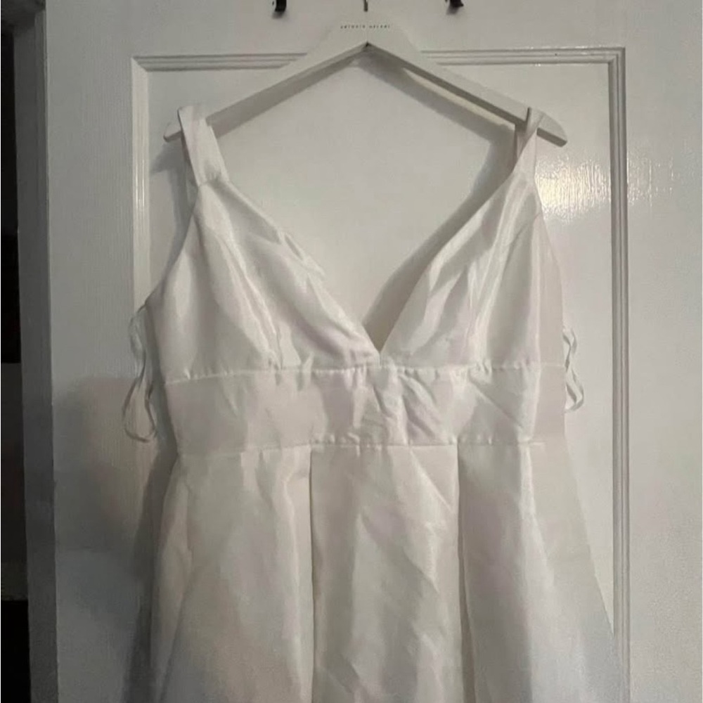 Elegant White Sleeveless Dress